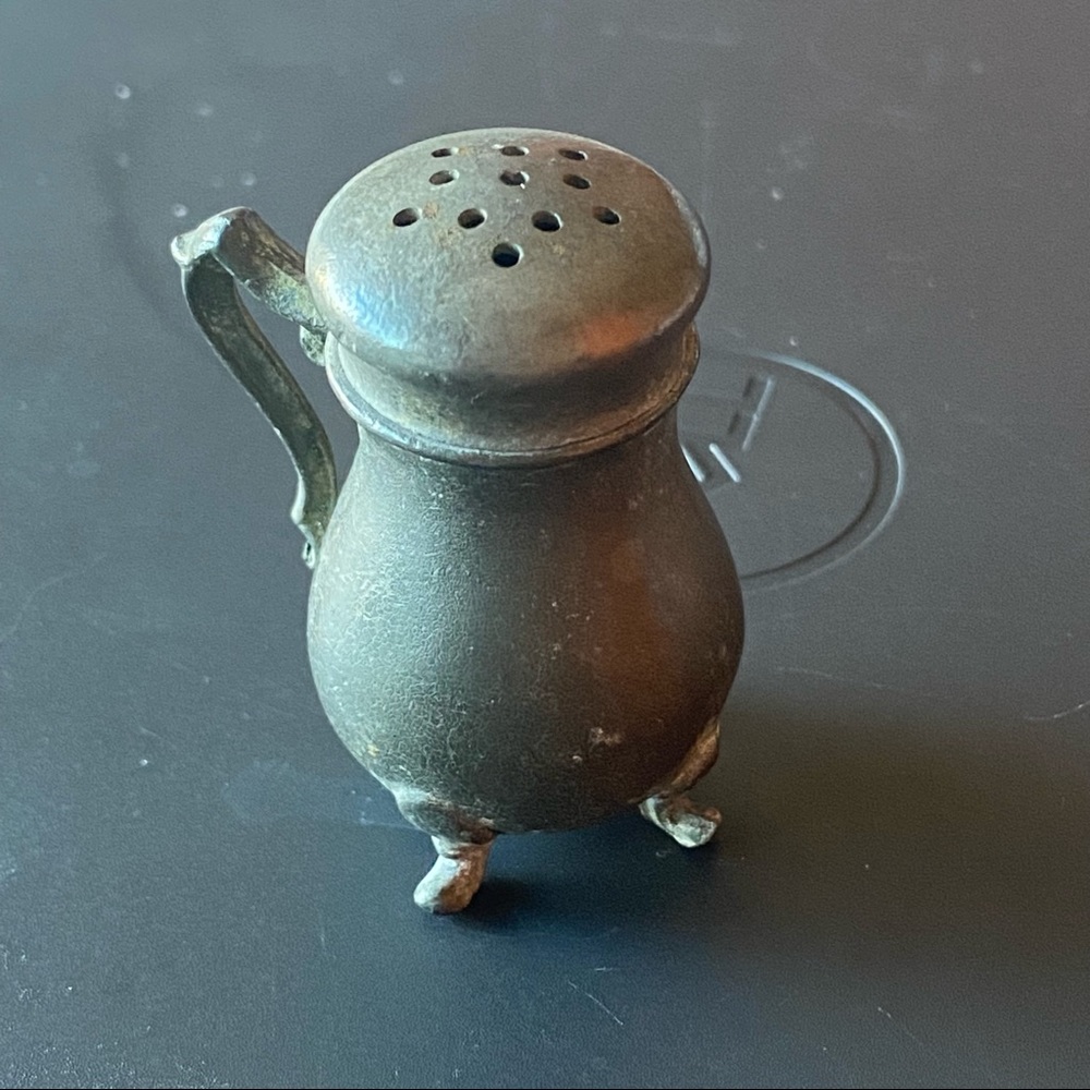 Vintage Old Colony miniature potbelly salshaker